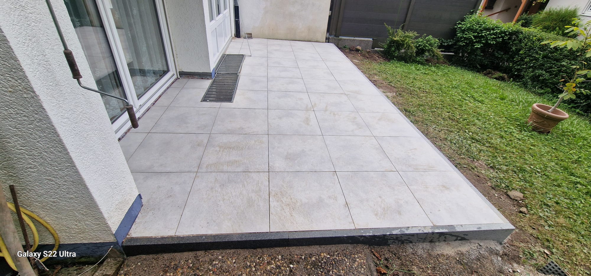 Terrasse mit Feinsteinzeug – Während