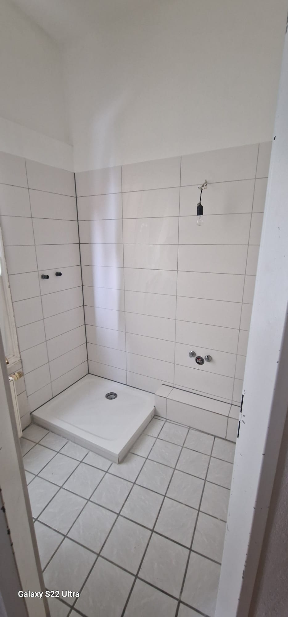 Komplettes Bad — neu gefliest – Nachher