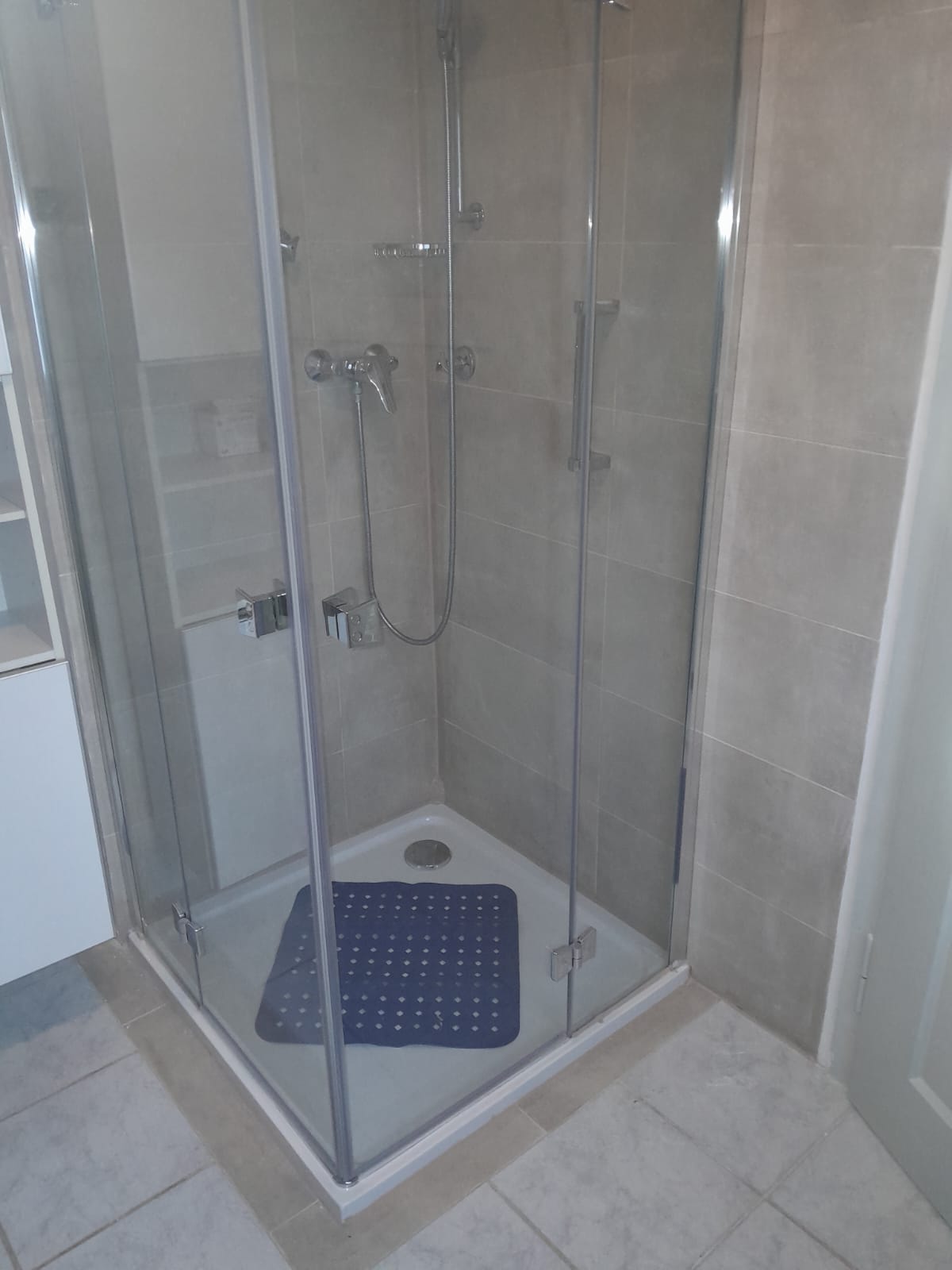 Badsanierung — Dusche & Wand – Nachher