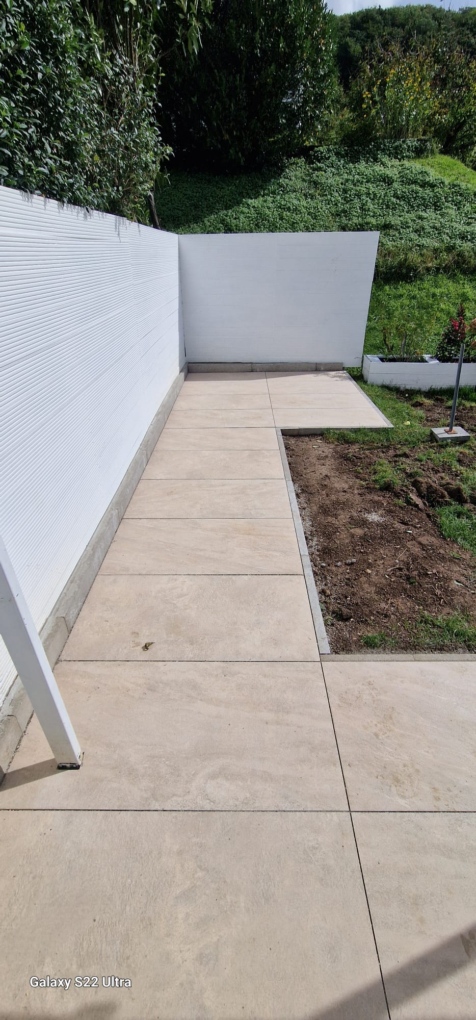 Terrasse mit Feinsteinzeug – Nachher