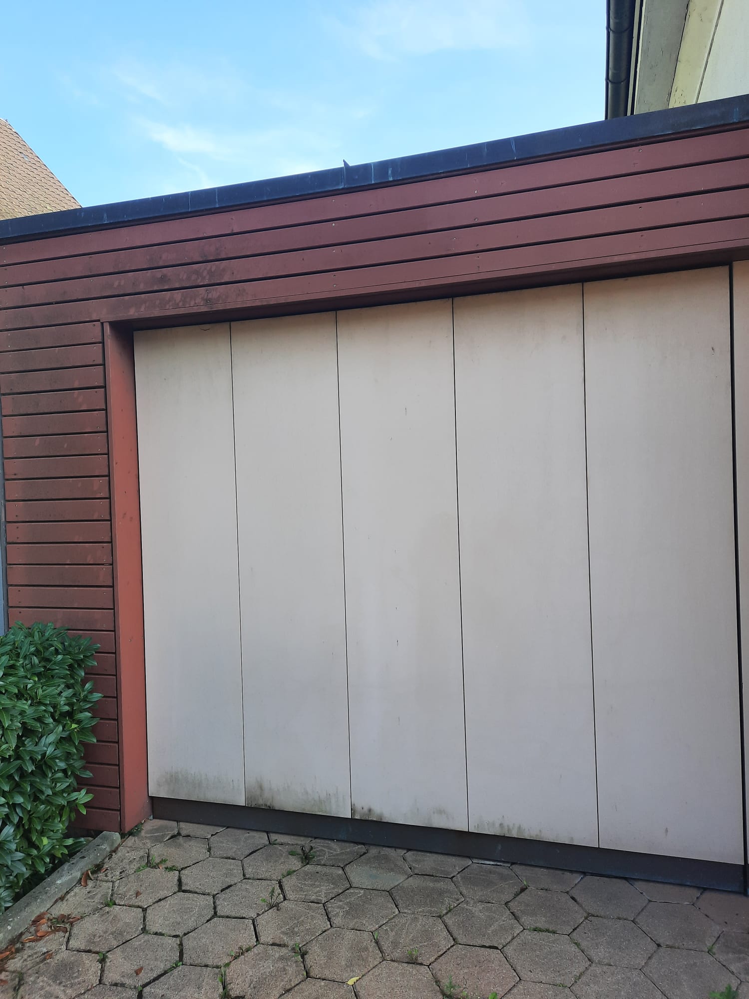 Garage mit Holzverkleidung – Nachher