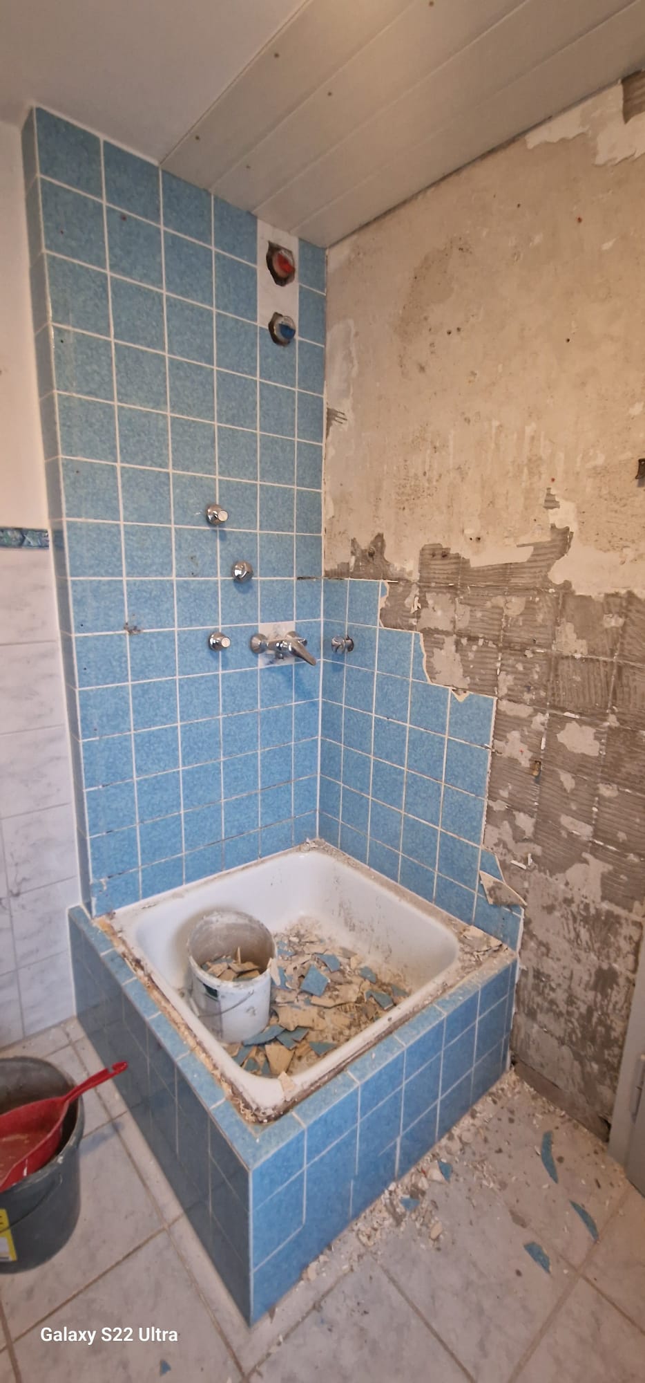 Badsanierung — Dusche & Wand – Vorher